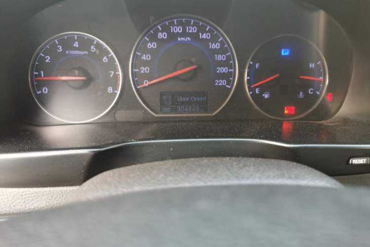 Used Hyundai Santa Fe Classic 2012 2.4 Comfort Edition 7-Seater Four-Wheel Drive Odometer Close Up