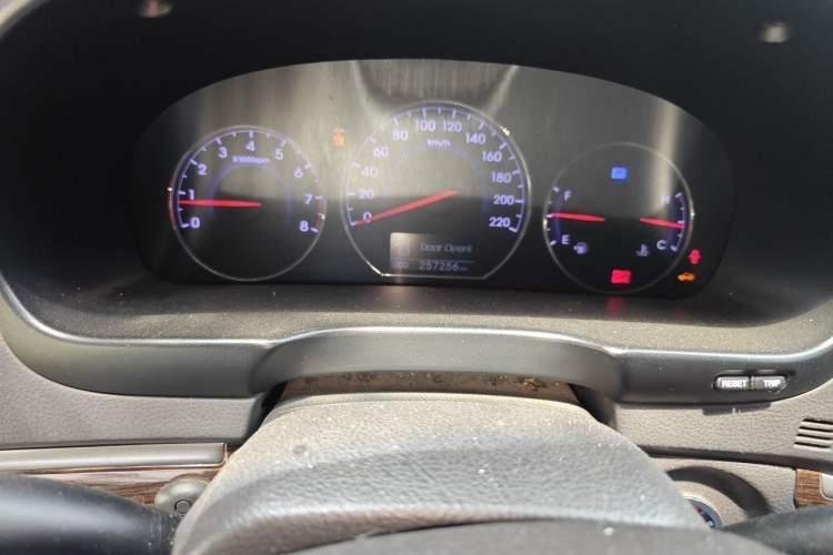 Used Hyundai Santa Fe Classic 2012 2.4 Comfort Edition 7-Seater Four-Wheel Drive Odometer Close Up