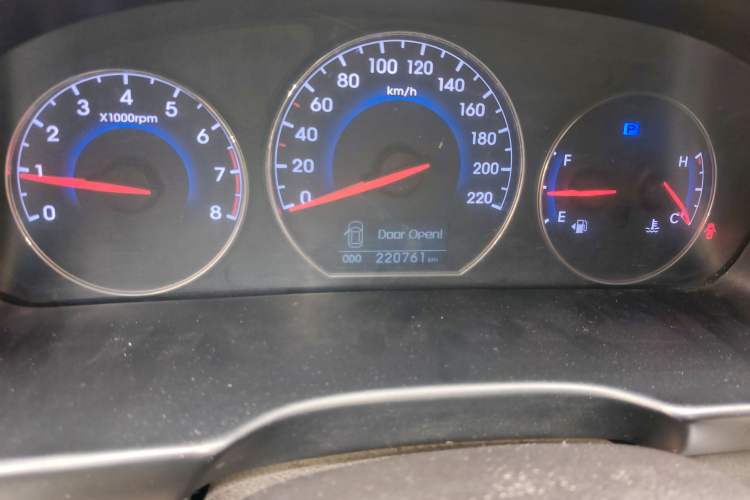 Used Hyundai Santa Fe Classic 2012 2.4 Comfort Edition 7-Seater Four-Wheel Drive Odometer Close Up