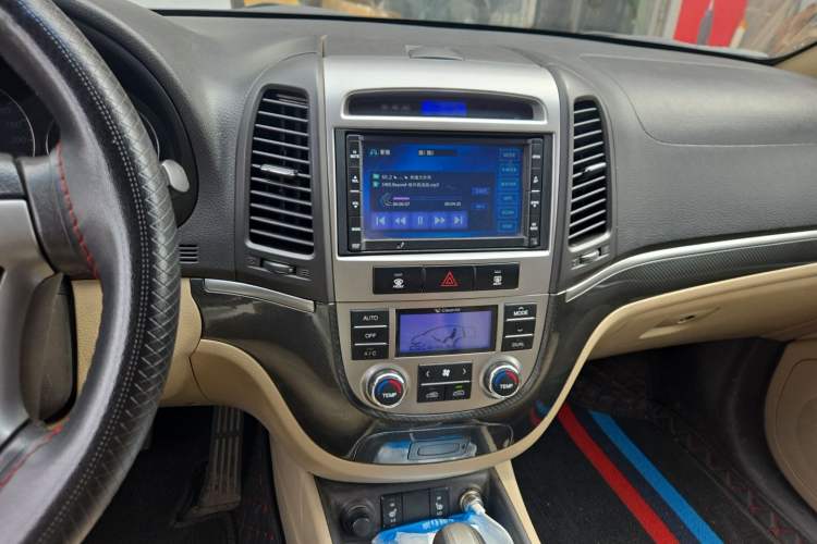 Used Hyundai Santa Fe Classic 2012 2.4 Comfort Edition 7-Seater Four-Wheel Drive Audio And AC Panel