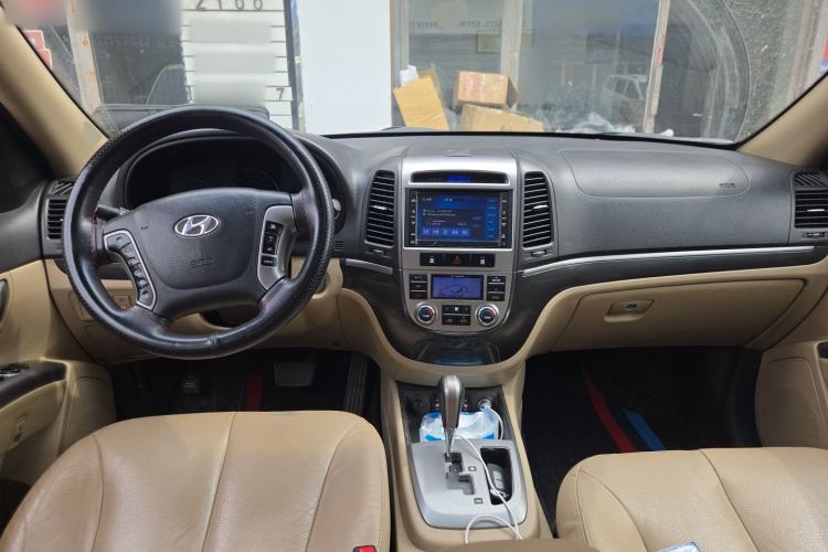 Used Hyundai Santa Fe Classic 2012 2.4 Comfort Edition 7-Seater Four-Wheel Drive Center Console