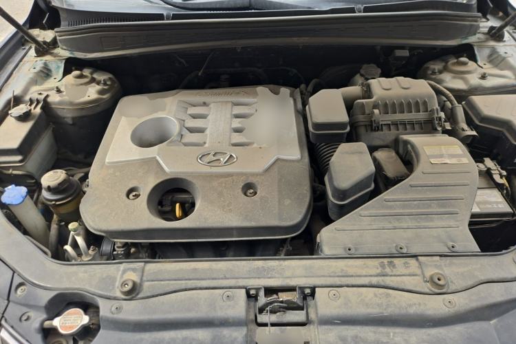 Used Hyundai Santa Fe Classic 2012 2.4 Comfort Edition 7-Seater Four-Wheel Drive Engine Bay