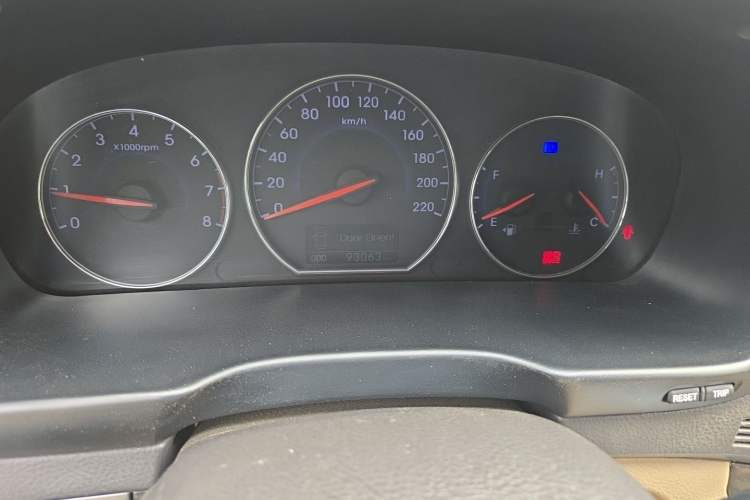 Used Hyundai Santa Fe Classic 2012 2.4 Comfort Edition 7-Seater Four-Wheel Drive Odometer Close Up