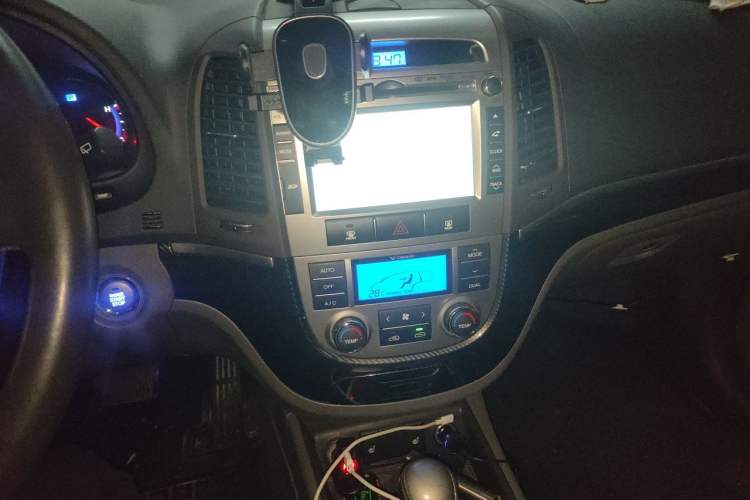 Used Hyundai Santa Fe Classic 2012 2.4 Ultimate Edition 7-Seater Four-Wheel Drive Audio And AC Panel