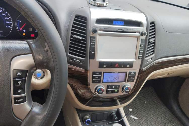 Used Hyundai Santa Fe Classic 2012 2.4 Luxury Edition 7-Seater Four-Wheel Drive Audio And AC Panel