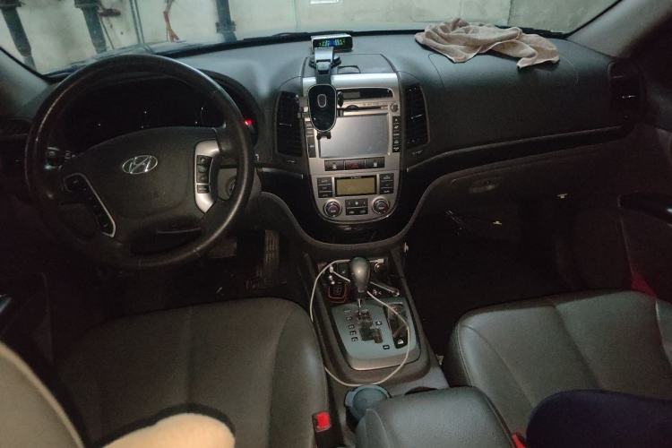 Used Hyundai Santa Fe Classic 2012 2.4 Ultimate Edition 7-Seater Four-Wheel Drive Center Console