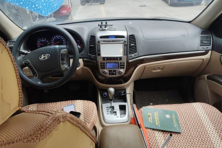 Used Hyundai Santa Fe Classic 2012 2.4 Luxury Edition 7-Seater Four-Wheel Drive Center Console