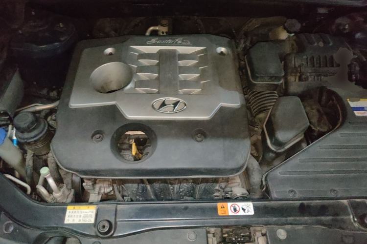Used Hyundai Santa Fe Classic 2012 2.4 Ultimate Edition 7-Seater Four-Wheel Drive Engine Bay