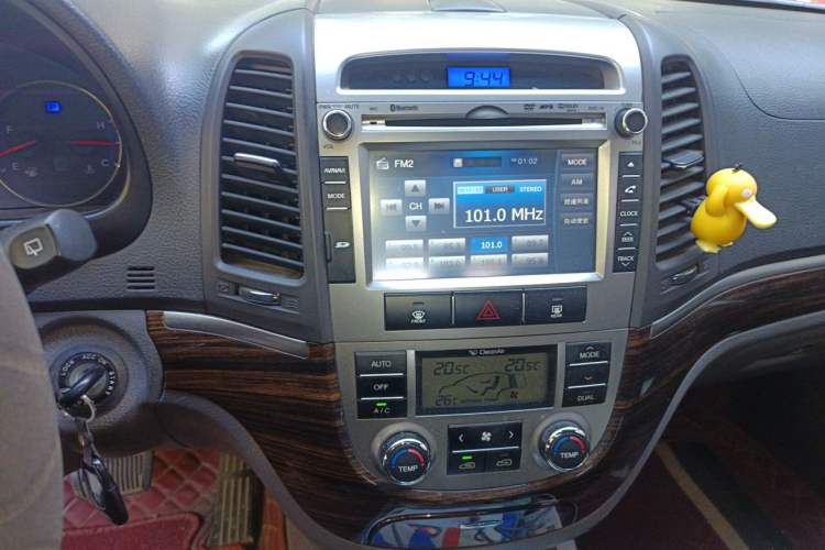 Used Hyundai Santa Fe Classic 2012 2.4 Comfort Edition 7-Seater Four-Wheel Drive Audio And AC Panel