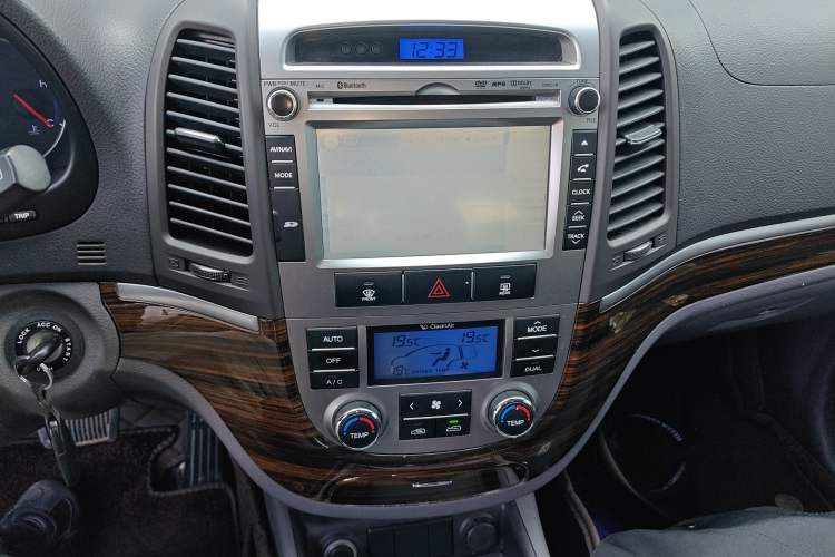 Used Hyundai Santa Fe Classic 2012 2.4 Comfort Edition 7-Seater Four-Wheel Drive Audio And AC Panel