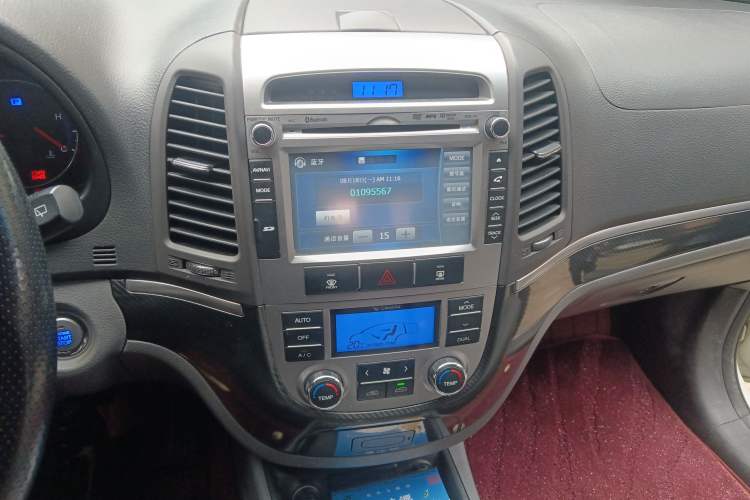 Used Hyundai Santa Fe Classic 2012 2.4 Ultimate Edition 7-Seater Four-Wheel Drive Audio And AC Panel