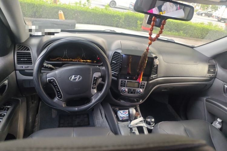 Used Hyundai Santa Fe Classic 2012 2.4 Ultimate Edition 7-Seater Four-Wheel Drive Center Console