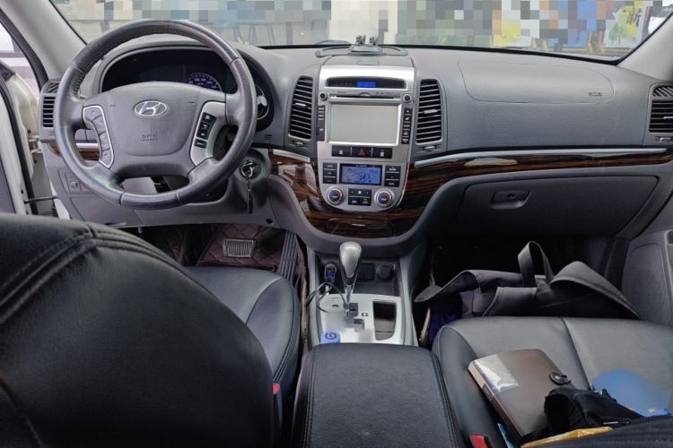 Used Hyundai Santa Fe Classic 2012 2.4 Comfort Edition 7-Seater Four-Wheel Drive Center Console