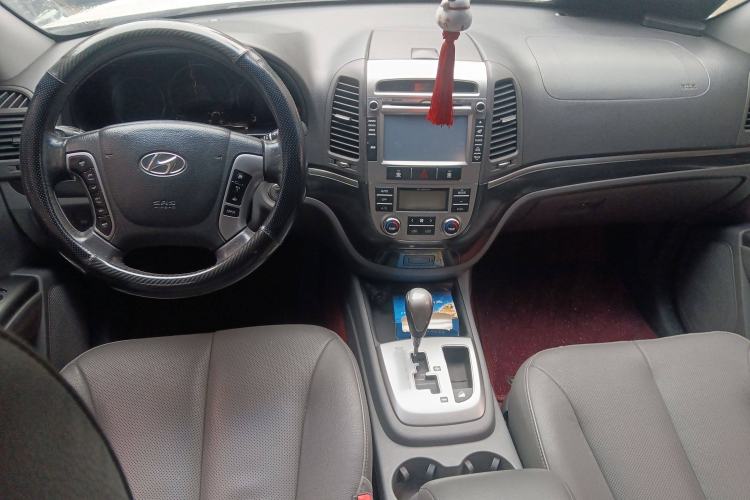 Used Hyundai Santa Fe Classic 2012 2.4 Ultimate Edition 7-Seater Four-Wheel Drive Center Console