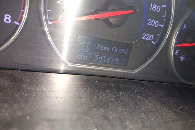 Used Hyundai Santa Fe Classic 2012 2.4 Comfort Edition 7-Seater Four-Wheel Drive Odometer Close Up