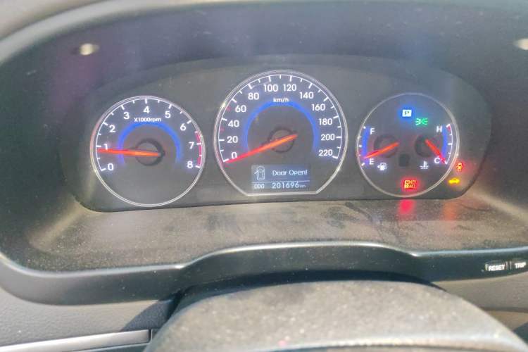 Used Hyundai Santa Fe Classic 2012 2.4 Ultimate Edition 7-Seater Four-Wheel Drive Odometer Close Up