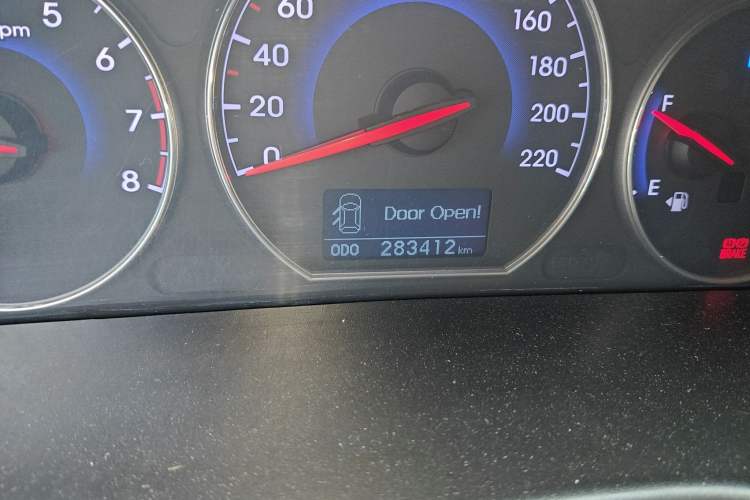Used Hyundai Santa Fe Classic 2012 2.4 Comfort Edition 7-Seater Four-Wheel Drive Odometer Close Up