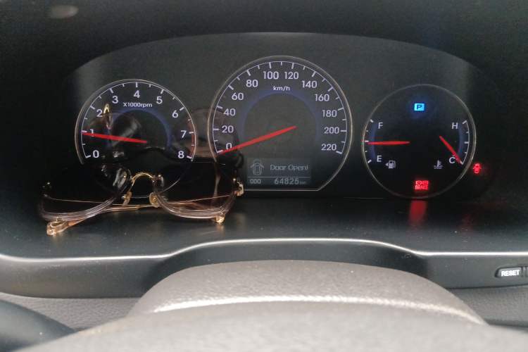 Used Hyundai Santa Fe Classic 2012 2.4 Ultimate Edition 7-Seater Four-Wheel Drive Odometer Close Up