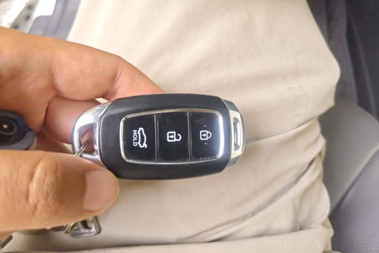 Used Hyundai Santa Fe Classic 2012 2.4 Ultimate Edition 7-Seater Four-Wheel Drive Vehicle Key