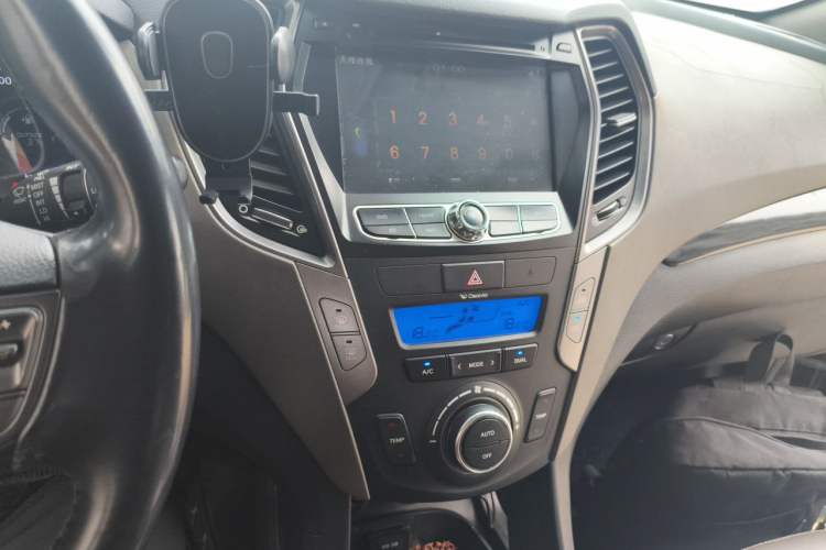 Used Hyundai Santa Fe Classic 2013 3.0L Four-Wheel Drive Comfort Edition 7 Seats Euro IV Audio And AC Panel