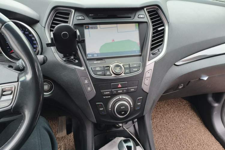 Used Hyundai Santa Fe Classic 2013 Facelift 3.0L 4x4 Comfort Edition with Navigation Euro IV compliant Audio And AC Panel