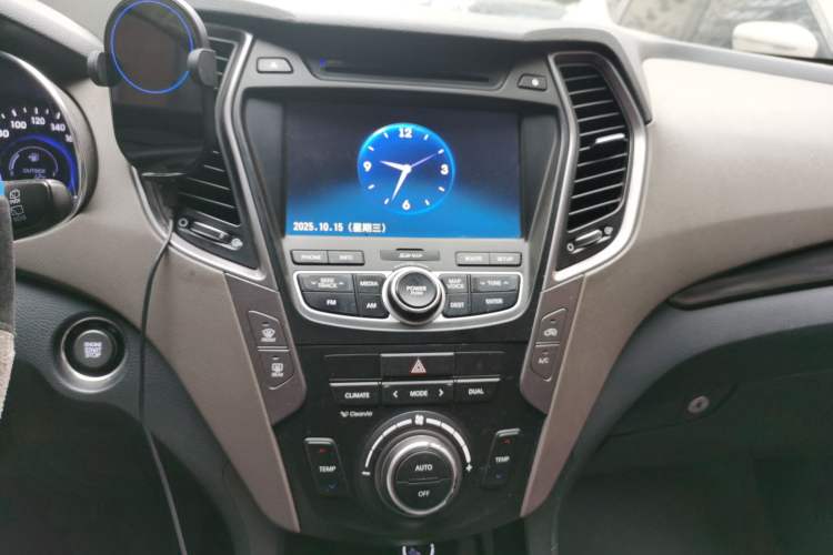 Used Hyundai Santa Fe Classic 2013 3.0L Four-Wheel Drive Comfort Edition 7 Seats Euro IV Audio And AC Panel