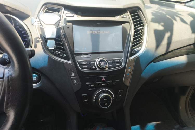 Used Hyundai Santa Fe Classic 2013 Facelift 3.0L 4x4 Comfort Edition with Navigation Euro V Standard Audio And AC Panel