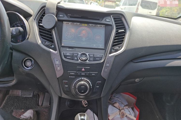 Used Hyundai Santa Fe Classic 2013 3.0L 4x4 Comfort Edition with Navigation 7 Seats Euro IV Audio And AC Panel