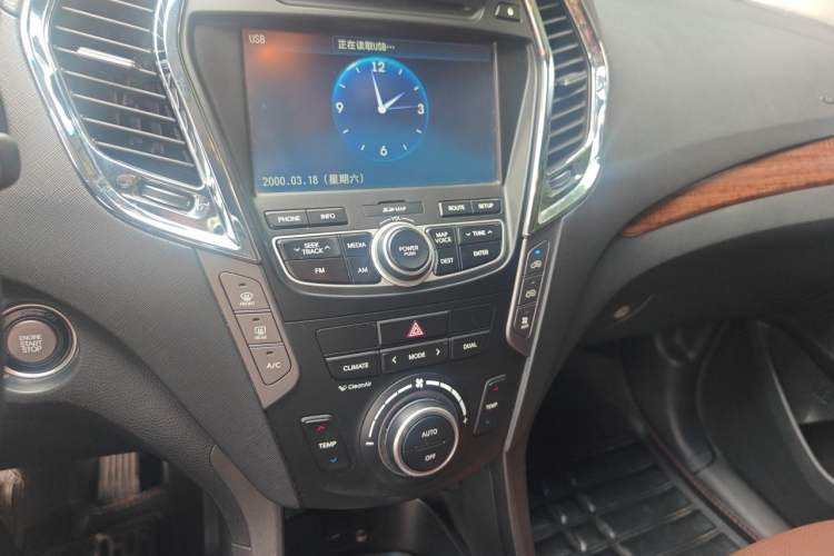 Used Hyundai Santa Fe Classic 2013 3.0L 4x4 Flagship Edition 7 Seats Euro IV Audio And AC Panel