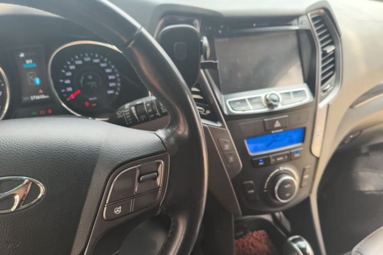 Used Hyundai Santa Fe Classic 2013 3.0L Four-Wheel Drive Comfort Edition 7 Seats Euro IV Center Console