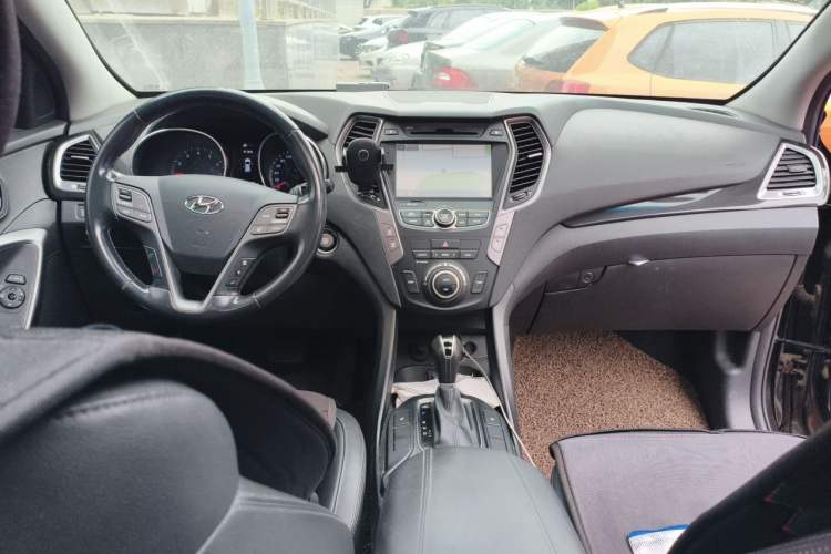 Used Hyundai Santa Fe Classic 2013 Facelift 3.0L 4x4 Comfort Edition with Navigation Euro IV compliant Center Console