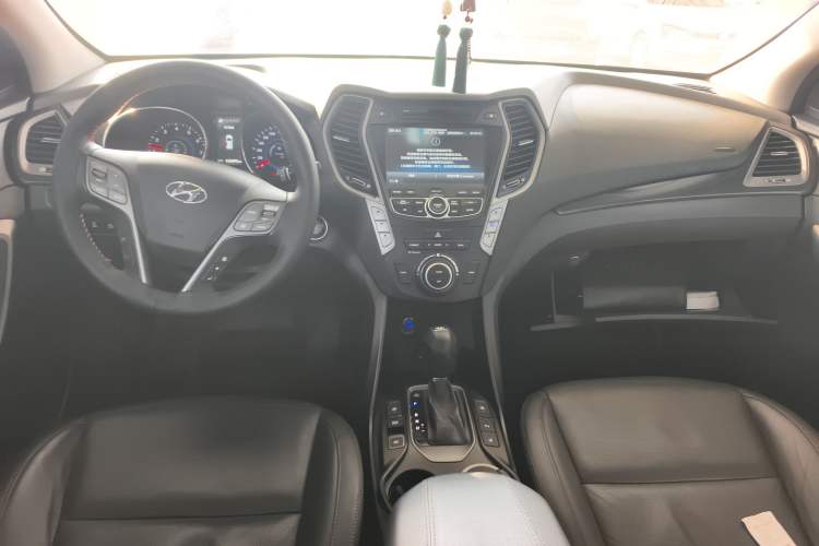 Used Hyundai Santa Fe Classic 2013 Revised Version 3.0L Four-Wheel Drive Flagship Edition Euro V Center Console