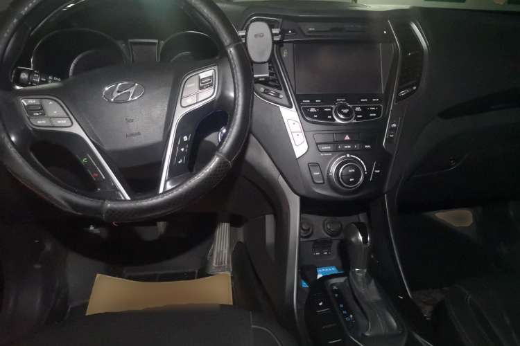 Used Hyundai Santa Fe Classic 2013 3.0L Four-Wheel Drive Comfort Edition 7 Seats Euro IV Center Console