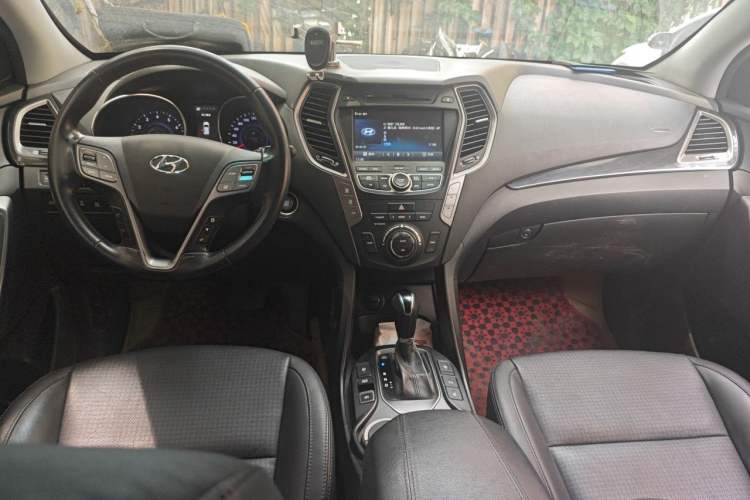 Used Hyundai Santa Fe Classic 2013 Revised Version 3.0L Four-Wheel Drive Flagship Edition Euro IV Center Console