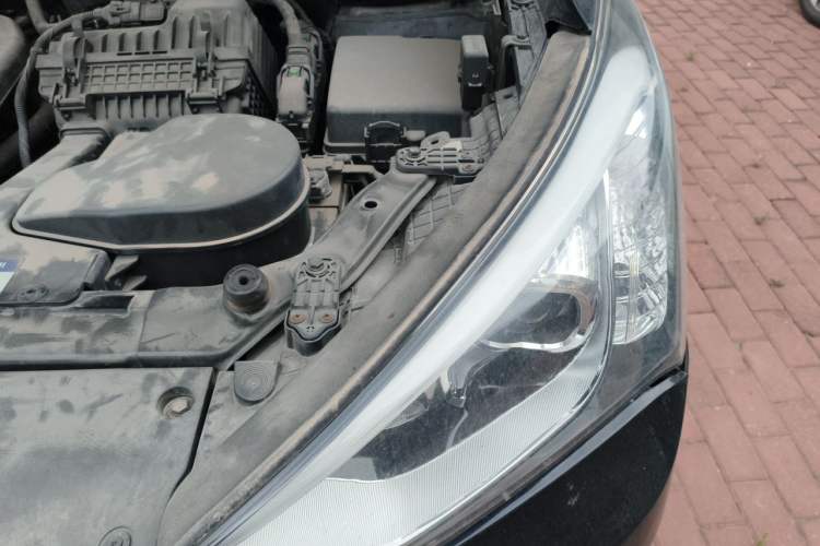 Used Hyundai Santa Fe Classic 2013 Facelift 3.0L 4x4 Comfort Edition with Navigation Euro IV compliant Engine Bay Left
