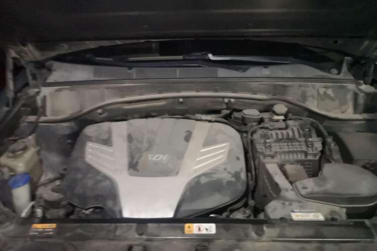 Used Hyundai Santa Fe Classic 2013 3.0L Four-Wheel Drive Comfort Edition 7 Seats Euro IV Engine Bay