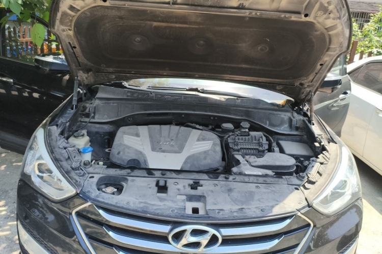 Used Hyundai Santa Fe Classic 2013 Facelift 3.0L 4x4 Comfort Edition with Navigation Euro V Standard Engine Bay