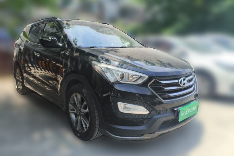 Used Hyundai Santa Fe Classic 2013 Facelift 3.0L 4x4 Comfort Edition with Navigation Euro V Standard Front Right 45 Deg