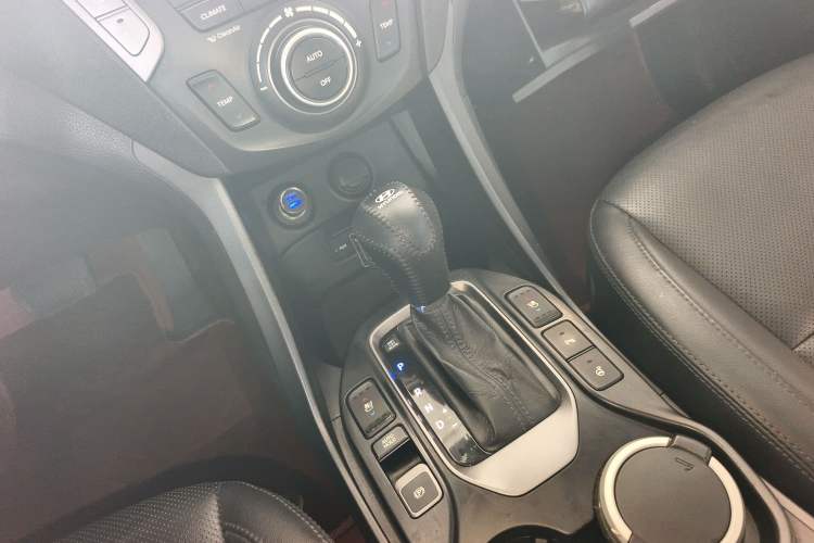 Used Hyundai Santa Fe Classic 2013 Revised Version 3.0L Four-Wheel Drive Flagship Edition Euro V Gear Lever