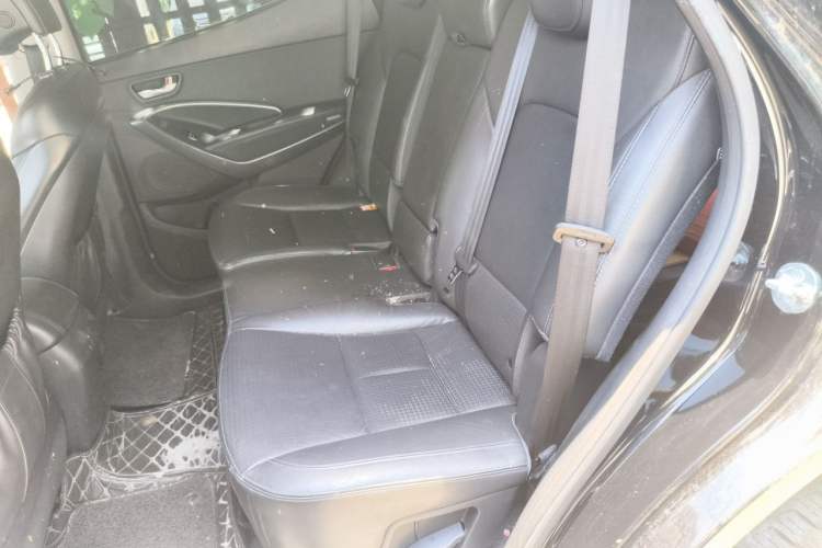 Used Hyundai Santa Fe Classic 2013 Facelift 3.0L 4x4 Comfort Edition with Navigation Euro V Standard Left Rear Seat