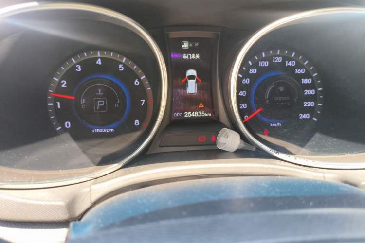 Used Hyundai Santa Fe Classic 2013 Facelift 3.0L 4x4 Comfort Edition with Navigation Euro V Standard Odometer Close Up