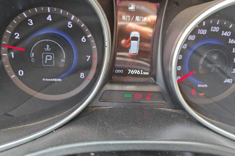 Used Hyundai Santa Fe Classic 2013 3.0L 4x4 Comfort Edition with Navigation 7 Seats Euro IV Odometer Close Up