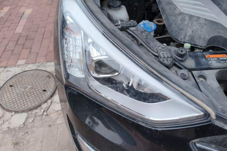 Used Hyundai Santa Fe Classic 2013 Facelift 3.0L 4x4 Comfort Edition with Navigation Euro IV compliant Right Front Headlight