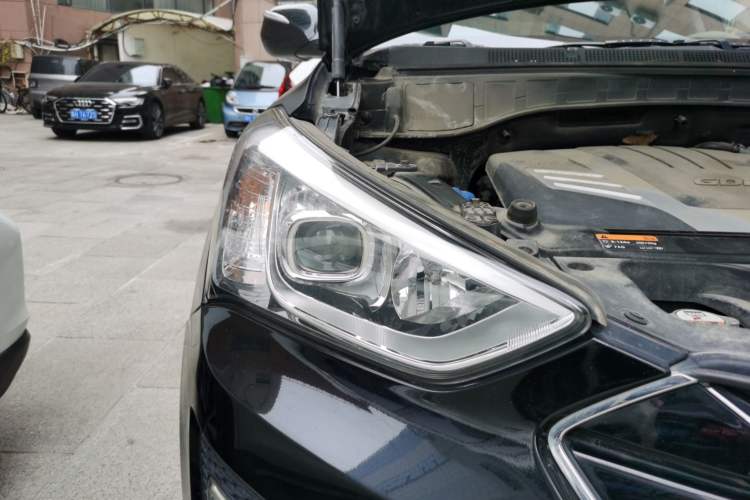 Used Hyundai Santa Fe Classic 2013 3.0L Four-Wheel Drive Comfort Edition 7 Seats Euro IV Right Front Headlight