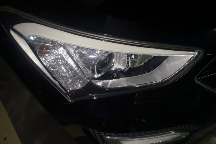 Used Hyundai Santa Fe Classic 2013 3.0L Four-Wheel Drive Comfort Edition 7 Seats Euro IV Right Front Headlight
