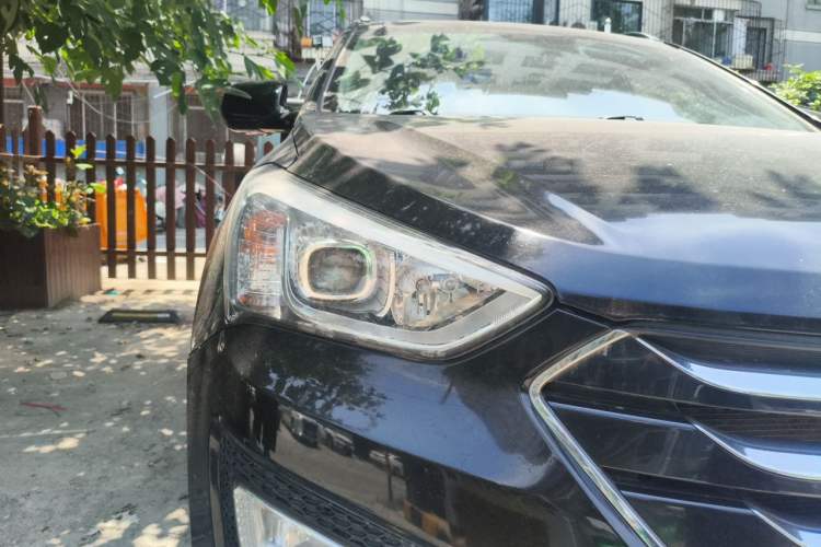 Used Hyundai Santa Fe Classic 2013 Facelift 3.0L 4x4 Comfort Edition with Navigation Euro V Standard Right Front Headlight