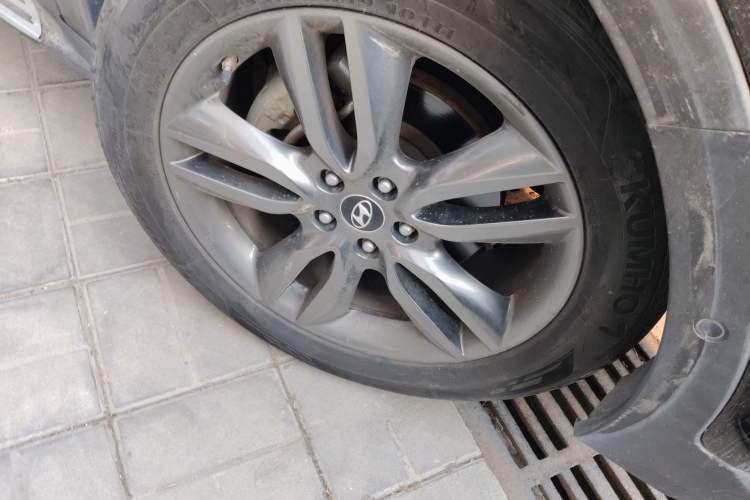 Used Hyundai Santa Fe Classic 2013 3.0L 4x4 Flagship Edition 7 Seats Euro IV Right Front Wheel Hub