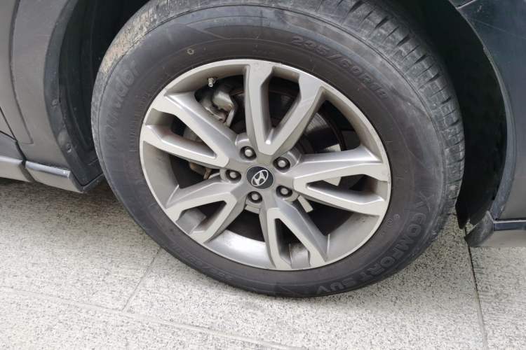 Used Hyundai Santa Fe Classic 2013 3.0L Four-Wheel Drive Comfort Edition 7 Seats Euro IV Right Front Wheel Hub