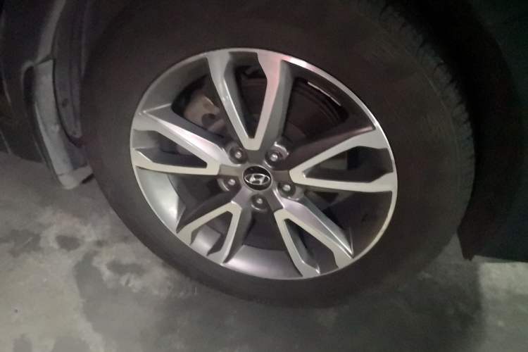 Used Hyundai Santa Fe Classic 2013 3.0L Four-Wheel Drive Comfort Edition 7 Seats Euro IV Right Front Wheel Hub