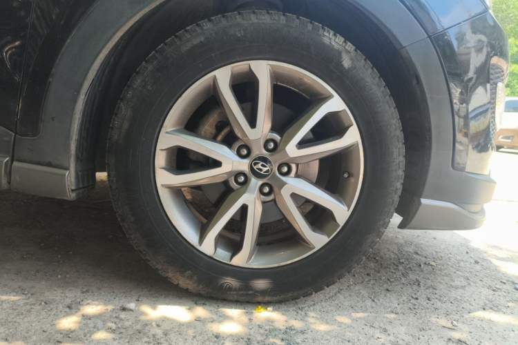 Used Hyundai Santa Fe Classic 2013 Facelift 3.0L 4x4 Comfort Edition with Navigation Euro V Standard Right Front Wheel Hub